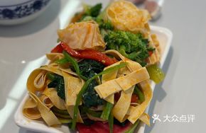 Traditional Beef Noodles with Side Dishes