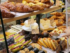 琳琅满目的面包-PAPER STONE BAKERY(天环店)
