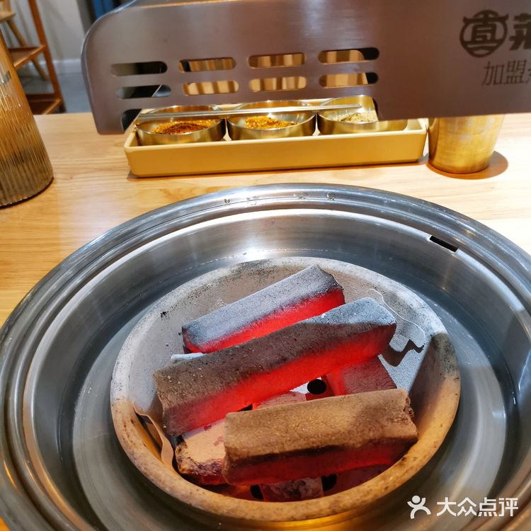 雨天室内吃现烤战斧牛排