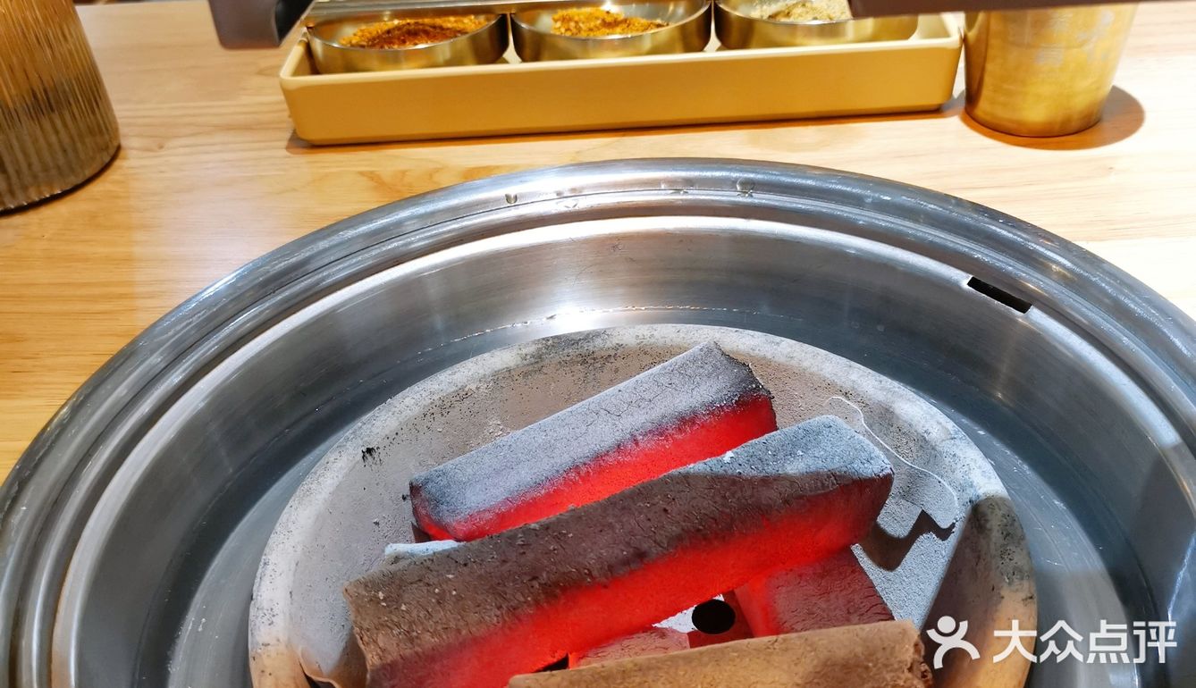 雨天室内吃现烤战斧牛排