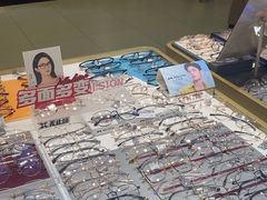 -美式眼镜·授权蔡司.依视路.尼康.豪雅.明月(人民广场店)