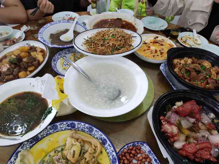 附近有好多好玩的地方,爬山下来正好吃饭