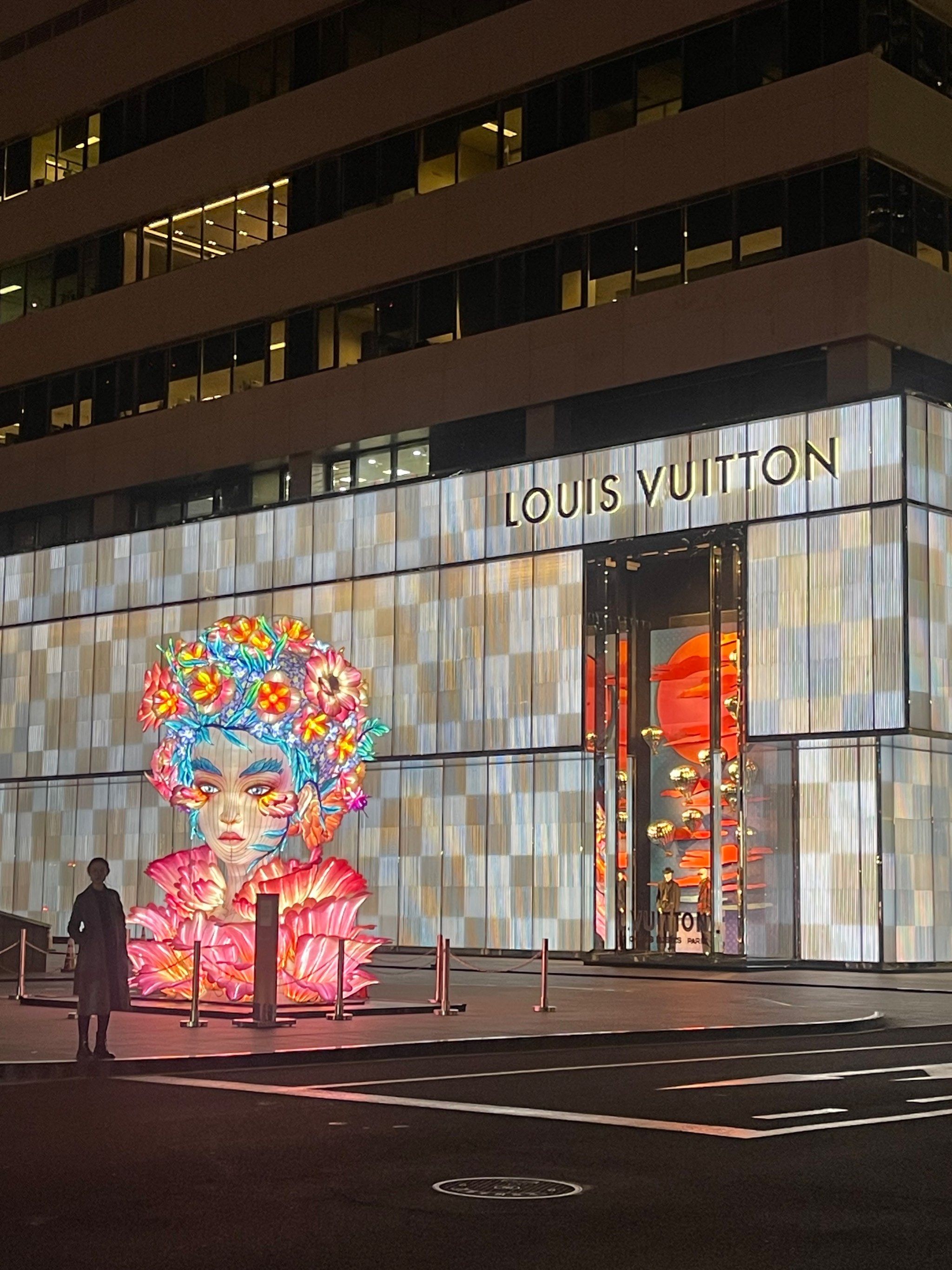 国贸的夜景很漂亮,lv新出的装置灯很精致