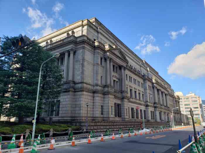 日本银行-"到东京的第一天经过高架桥的时候,这条布满.