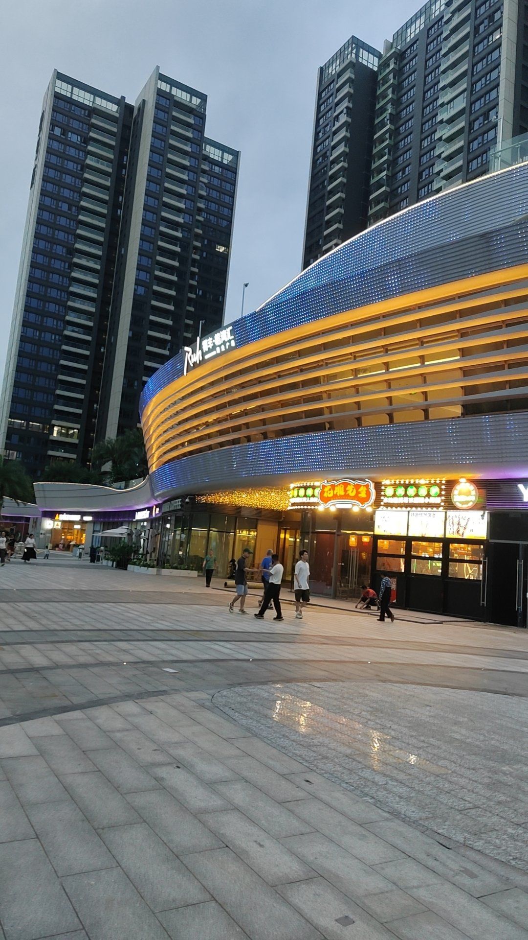 碧海湾新开了一家商场了,以后吃饭又多一个