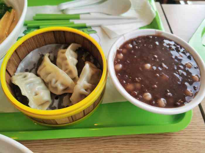 老乡鸡(龙图路店)-"早餐馄钝好吃,今天来买了好几份打包回家吃.