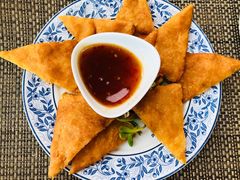 虾饼-卷心菜和避孕套餐厅(Pattaya)