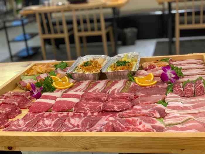 牛道精致烤肉(万都广场店)-"这家烤肉店评分比较高,环境挺舒服的,评价