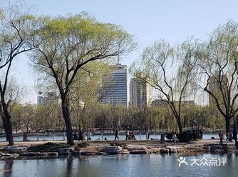 年票可以照常进入… 今天太阳很足，但是有风