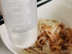 倒入猪油和25ml热水-贡梅老面馆·蟹粉面·无锡特色小吃(南长街主推店)