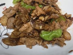 皱皮椒炒美味牛肝菌-蔼若春.传承三十年云南菜(金碧公园店)