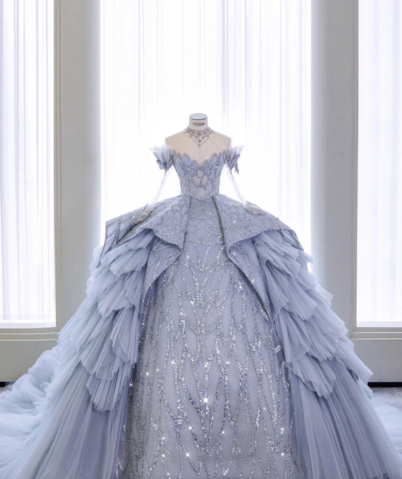 梦幻美人鱼的蓝色婚纱仿佛身披星辰大海