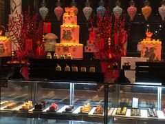 面包甜点陈列柜-富力希尔顿酒店·地阔自助餐厅