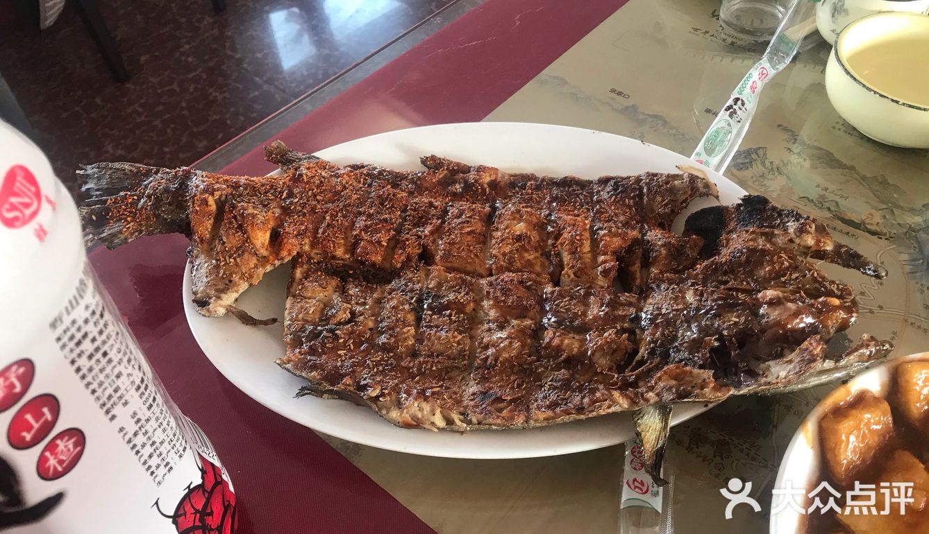 今天来龙庆峡看冰灯，附近找了一圈饭店
