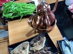 -果松木炭酸菜铜火锅·外婆参鸡汤