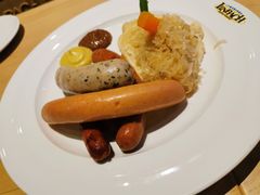 德国香肠拼盘配土豆泥和酸椰菜-LENBACH兰巴赫西餐啤酒坊(大连东港店)