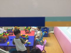 娃娃们在上课，我在门口透过一个小窗口拍了一张照片-韦伯科创·少儿编程·乐高·机器人(新光华教育中心)