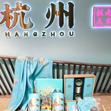 今年还有店里的特色糕点，绿豆糕和定胜糕