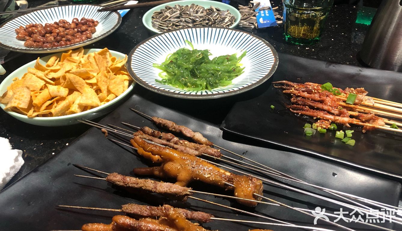 包间最低消费600。可以边吃饭边唱三个小时歌