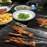 包间最低消费600。可以边吃饭边唱三个小时歌