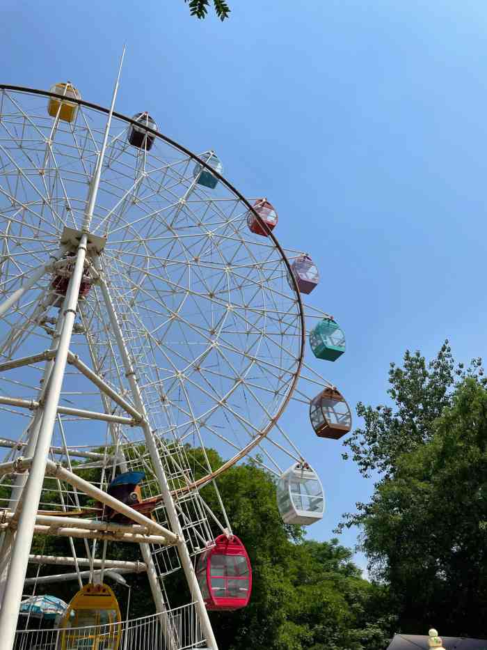 革命公园游乐场-"天气渐渐凉爽了去革命公园的游乐场玩是最合.