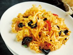 黑毛猪肉香爆绣球菌-源牌酒店·家常六安菜