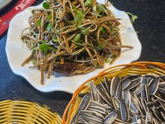 豆腐丝拌香椿苗-俏巴妹烤鱼香锅(奥体店)