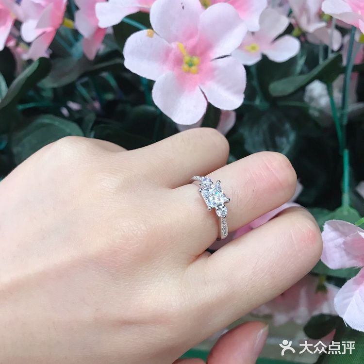 来康康让我爱不释手的一克拉钻戒叭🙈