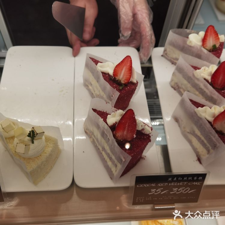 开在了长宁中山公园附近的龙之梦商场的港丽餐厅门口