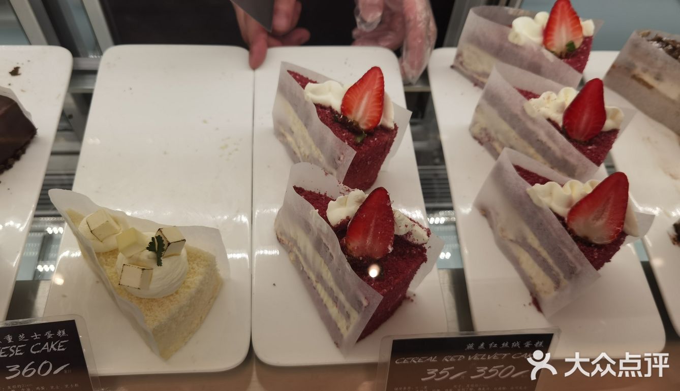 开在了长宁中山公园附近的龙之梦商场的港丽餐厅门口