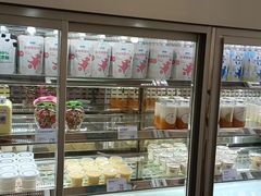 面包甜点陈列柜-白色日记·手作酸奶(麦凯乐店)