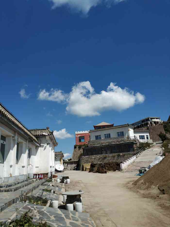 白草畔山顶餐厅-"从大草甸回来,到这儿已经午后2点过了.本.
