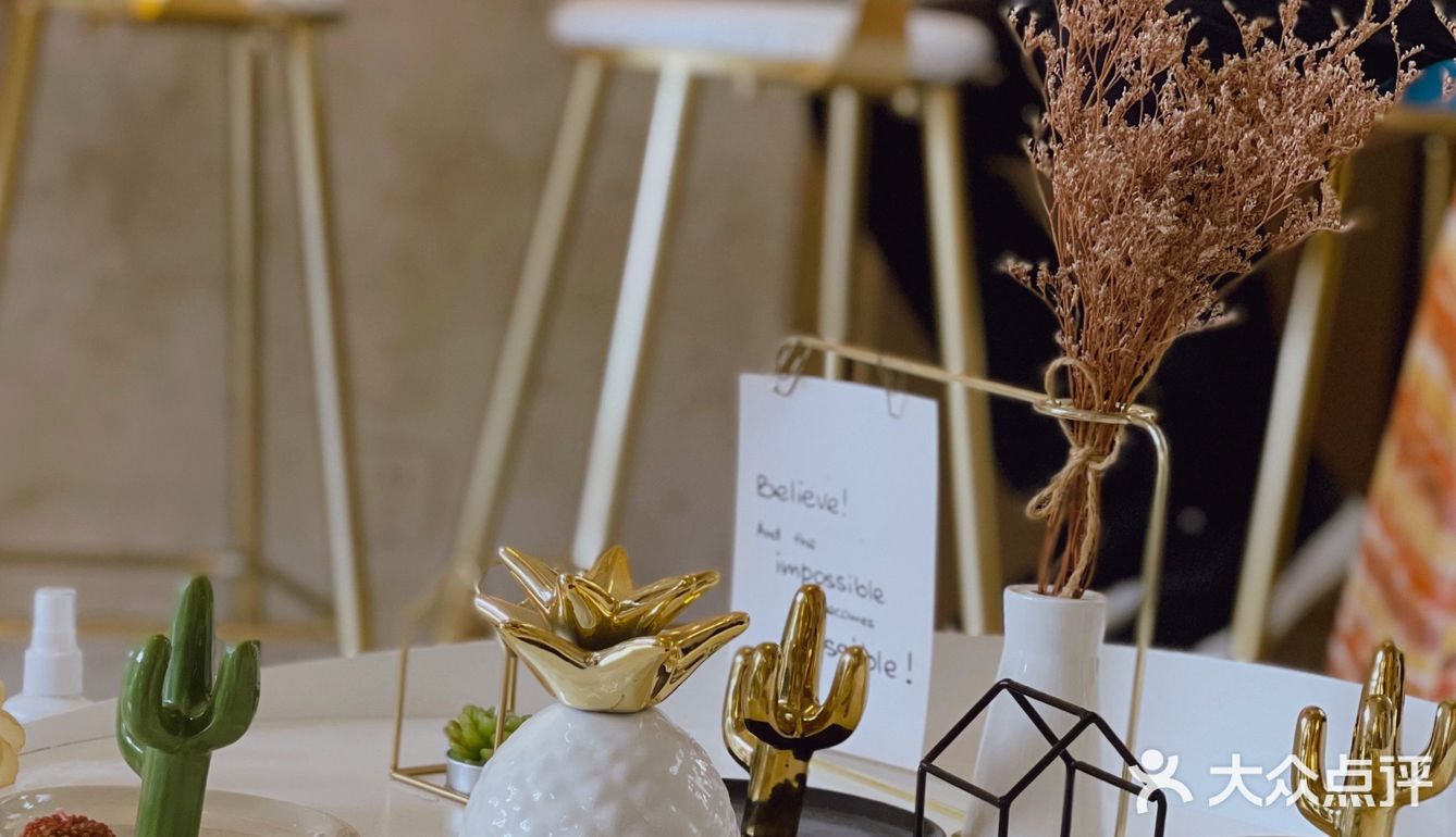 我邻桌的两个姑娘,拿着相机不停地拍拍拍拍拍,拍对方