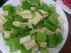 芹菜腐竹-宝瑞门钉肉饼店