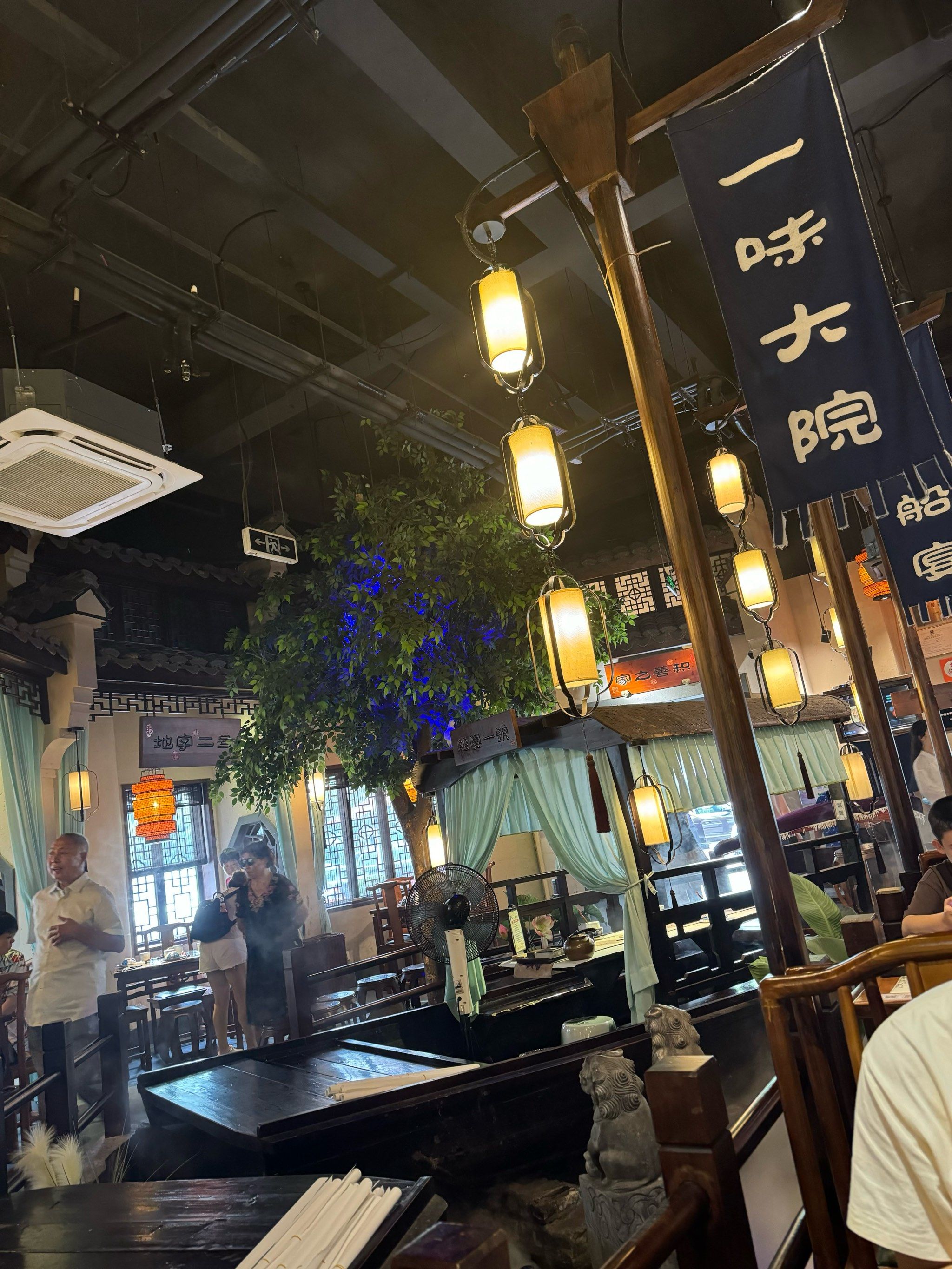 赶上中午来吃饭,服务好上菜快