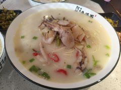 腌菜八爪鱼汤面-阿达师傅鱼汤面
