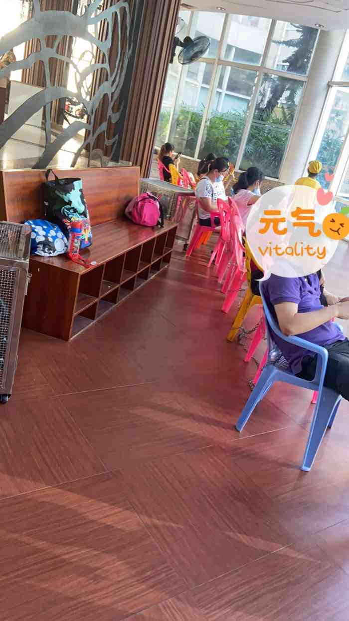 黄埔花园室内外恒温游泳馆