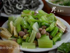 芹菜腐竹-宝瑞门钉肉饼店