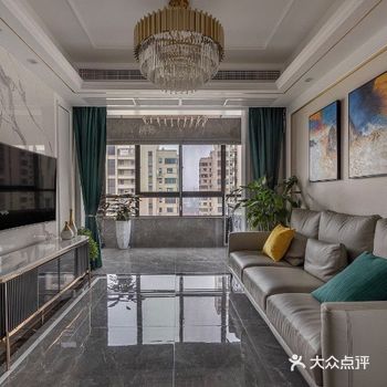 餐厅 延续客厅的风格与色调，整体时尚现代的餐桌椅与软