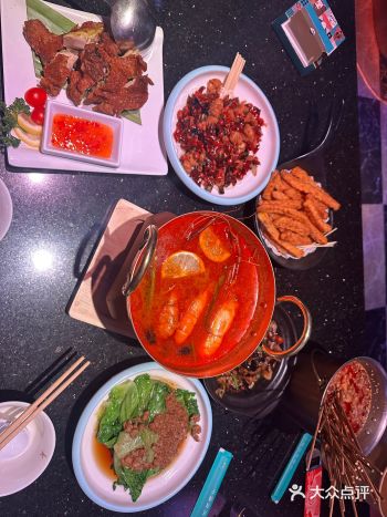 这家店的菜品真是琳琅满目，每一道都让人垂涎欲滴