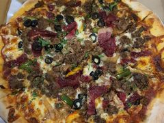 牛肉芝士披萨-Fahrenheit 600 Cafe & Restaurant