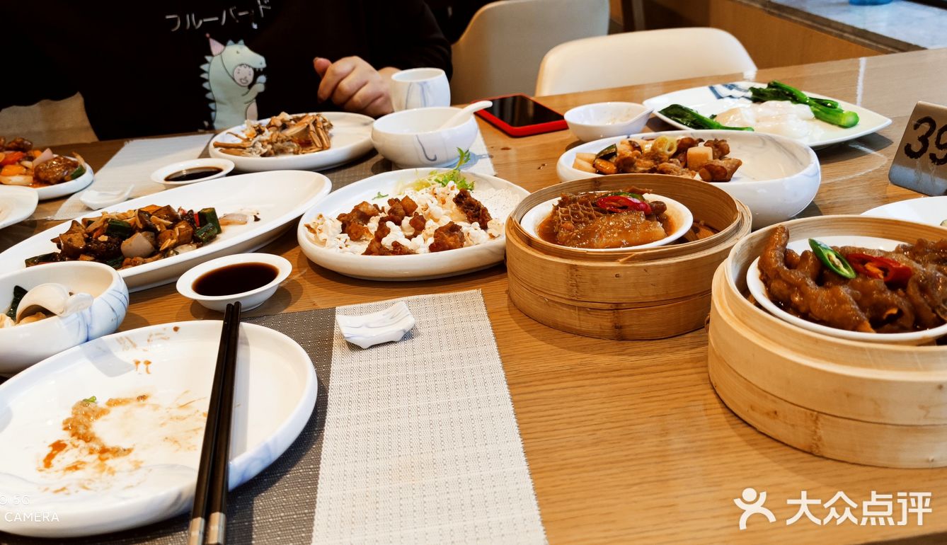 服务员会聚集在点菜的那里聊天，很少会过来转