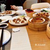 服务员会聚集在点菜的那里聊天，很少会过来转