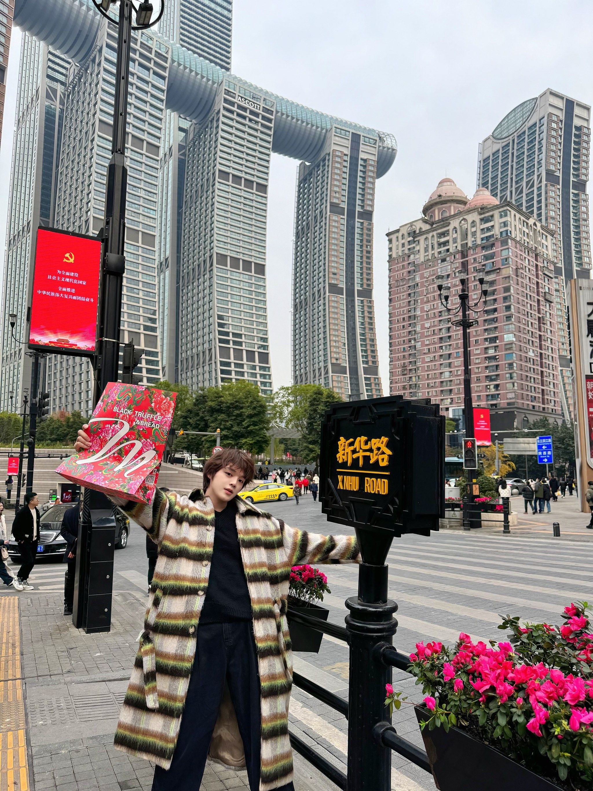 来重庆来福士这边拍照91,就找到这个"新华路"路牌,站在这边拍照真的