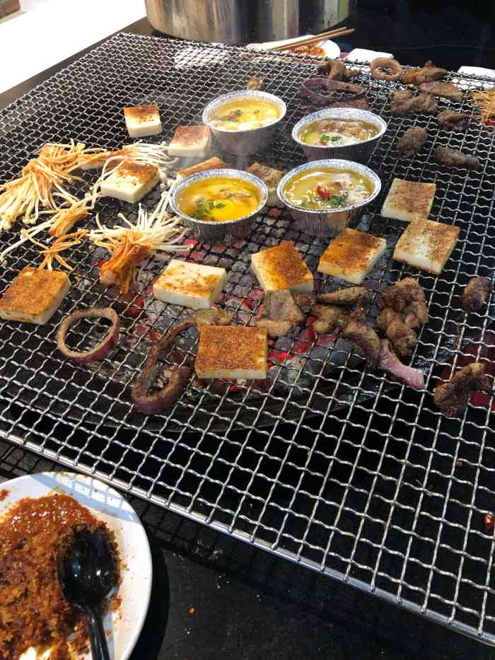 火塘云南烤肉-"慕名而来,真的很赞哦!一楼是门厅上楼梯.