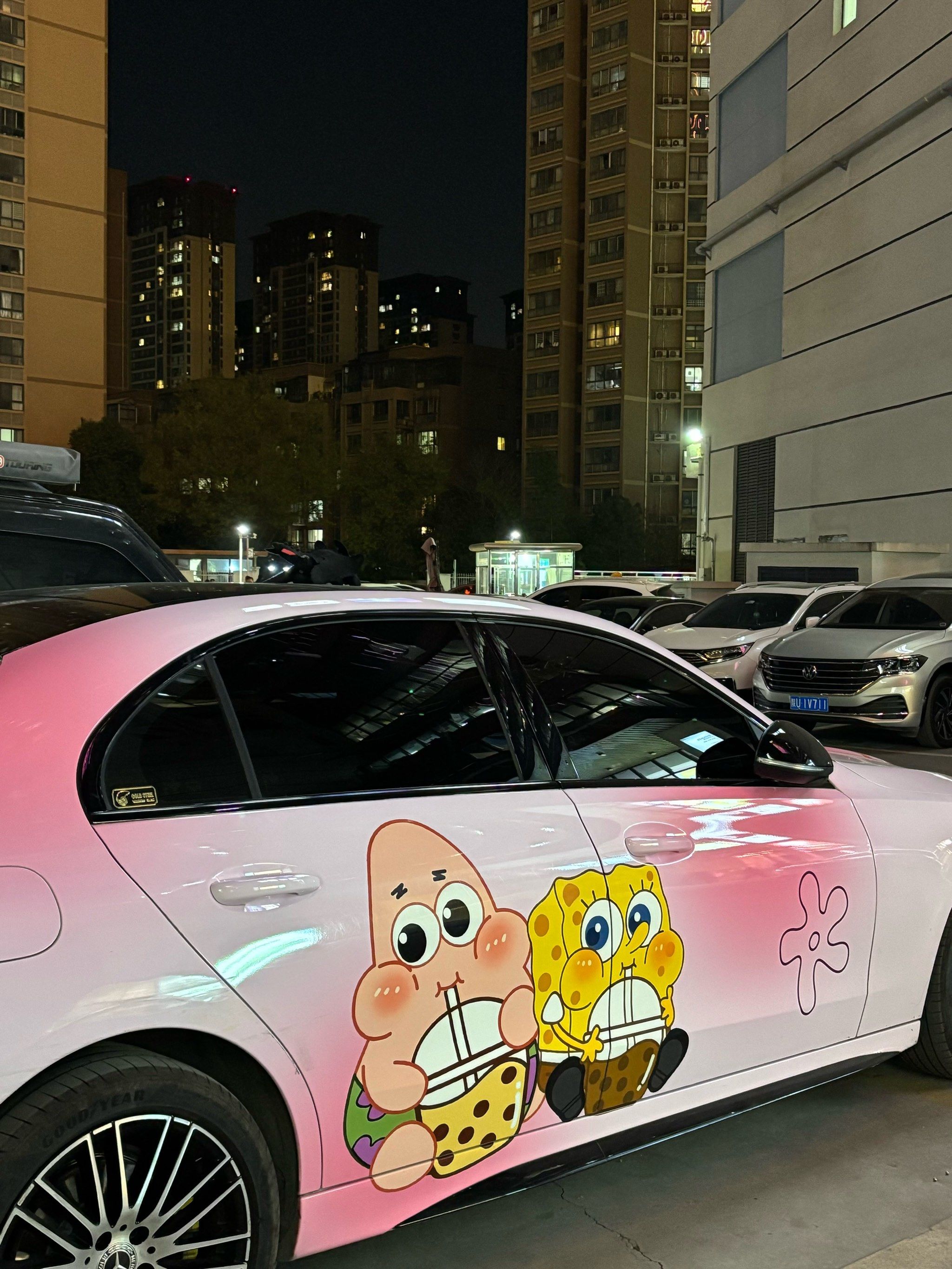 0元玩转这座城 #汽车分享 海绵宝宝有没有暖到你呢,后车盖贴上多啦a