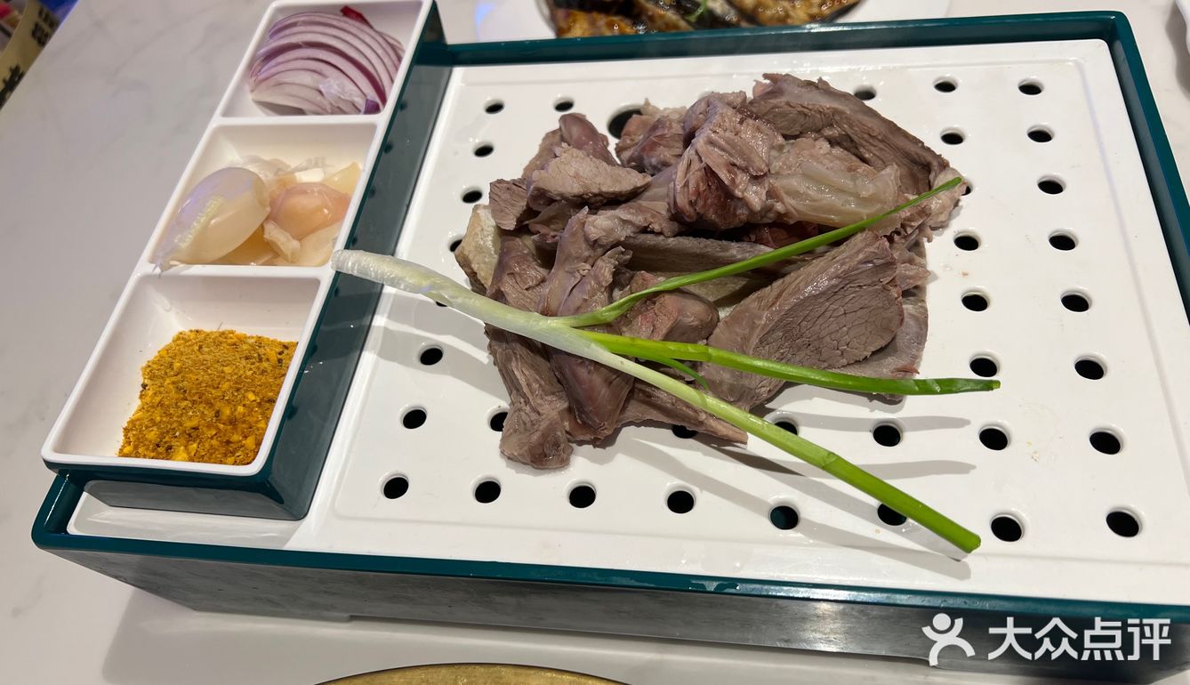 招牌新疆大盘鸡大盘鸡很大份，两个人吃都吃不完