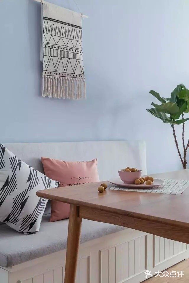 墙面用的经典款白色面包砖搭配浅水泥色地砖