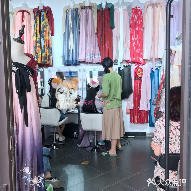 店内能选择的款式很多，对应的假发，有小姐姐帮忙化妆