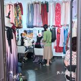 店内能选择的款式很多，对应的假发，有小姐姐帮忙化妆